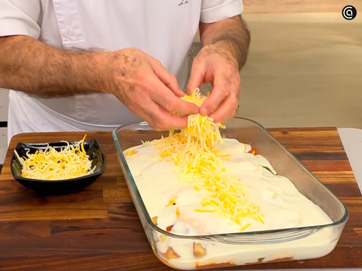 Napa la superficie con bechamel y queso, y llévalo directamente al horno