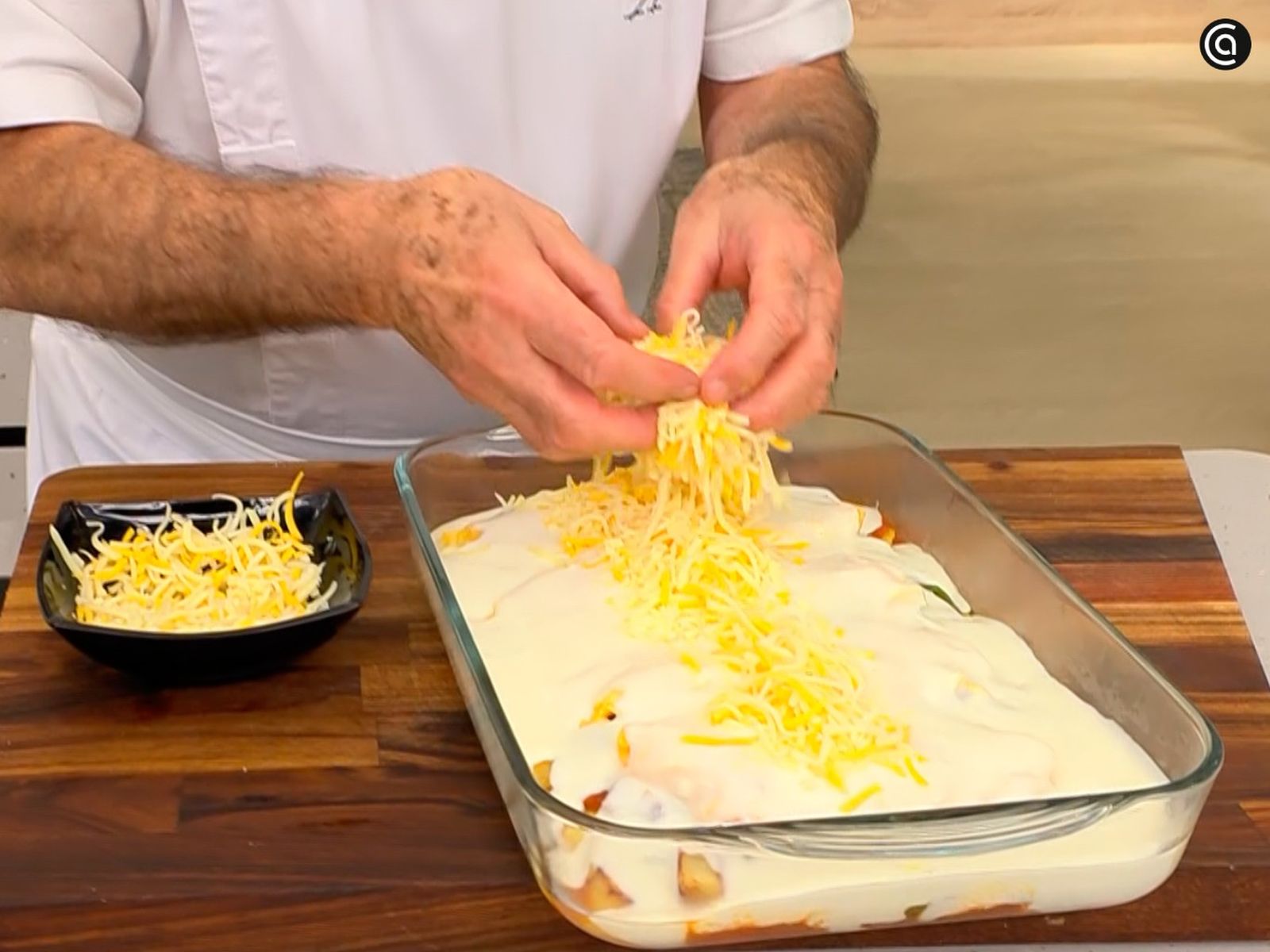 Napa la superficie con bechamel y queso, y llévalo directamente al horno