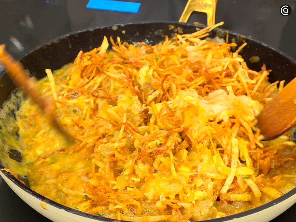 Cuaja brevemente los huevos batidos con el bacalao desmigado y las patatas