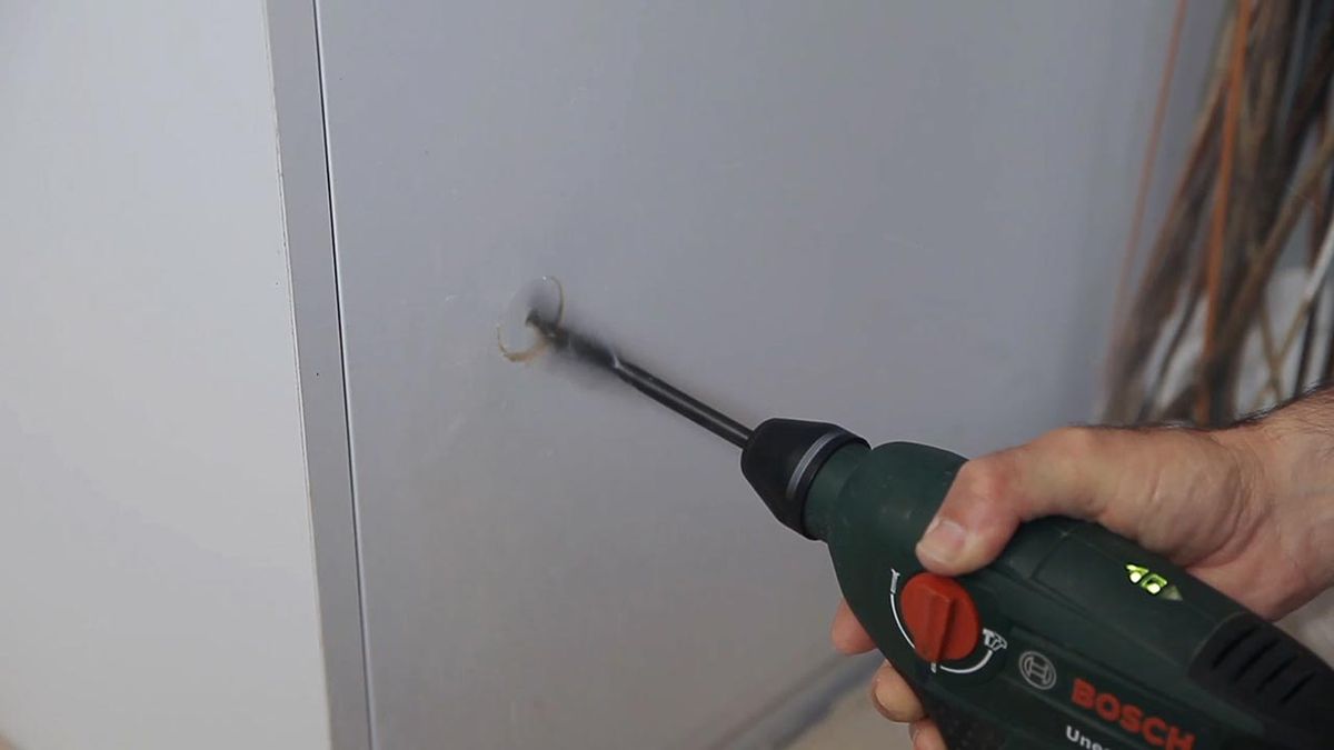 Colocar una rejilla de ventilación en un armario paso 2