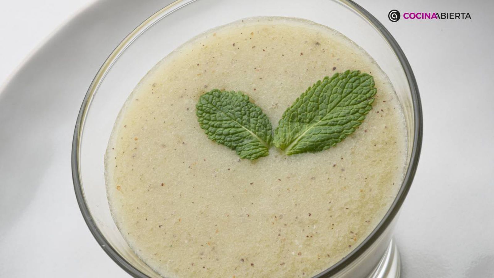 Una forma saludable de incluir el kiwi en un postre es en forma de batido, y este no lleva leche
