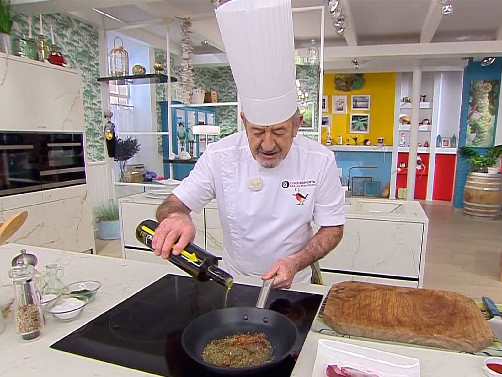 Calienta las especias en una sartén receta salsa chimichurri karlos arguinano paso2