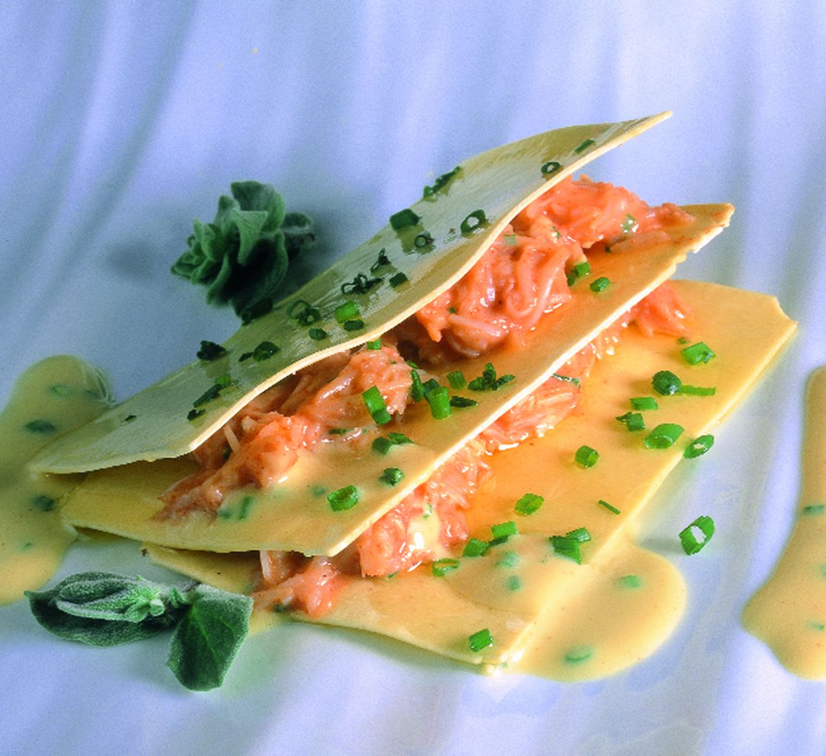 Lasaña de txangurro con mahonesa de hierbas y pimienta verde