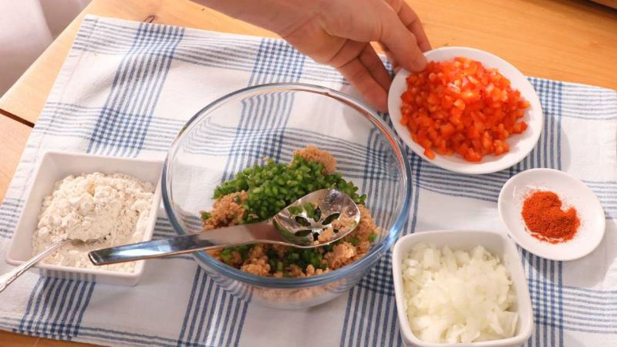 Combina la soja texturizada con pimientos y cebolla para crear una sabrosa base de hamburguesa vegana