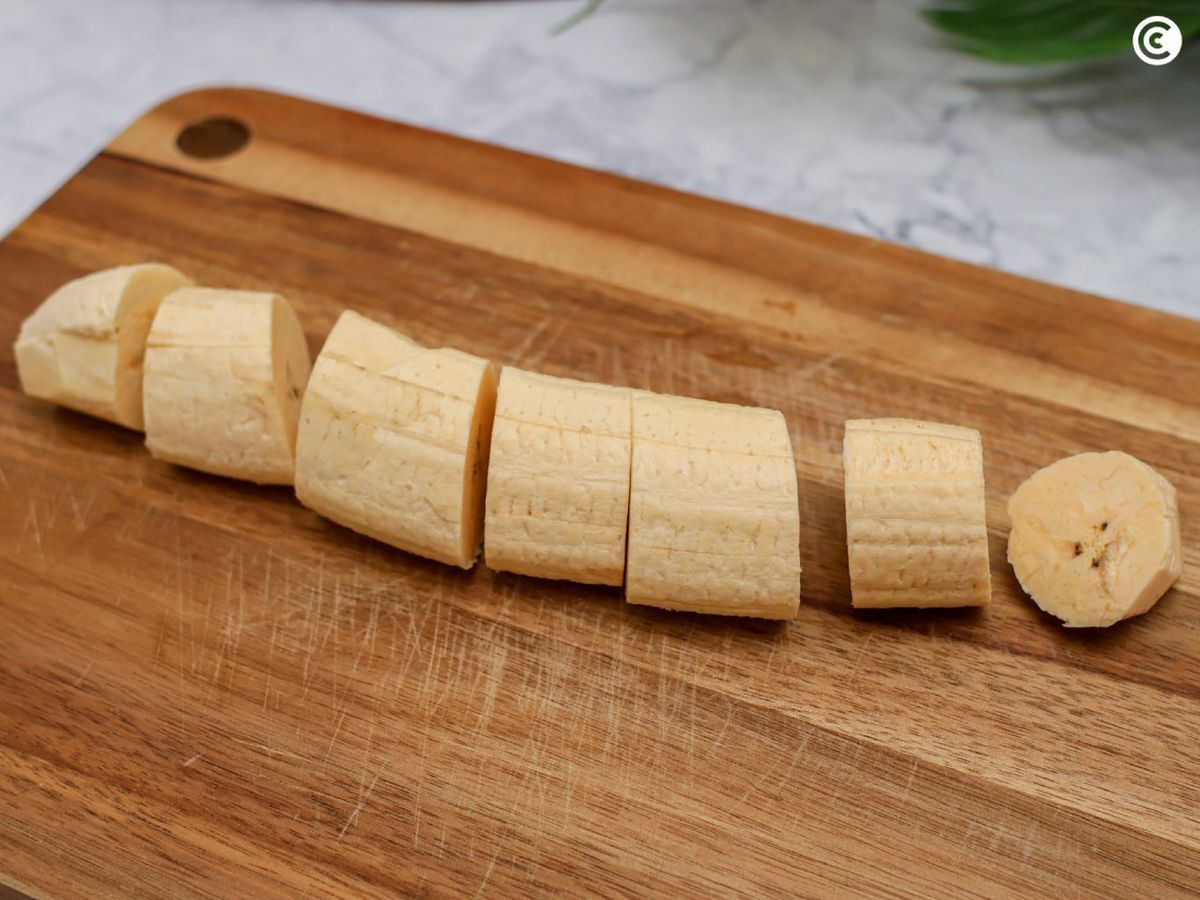 Cortar en rodajas el plátano macho para hacer patacones