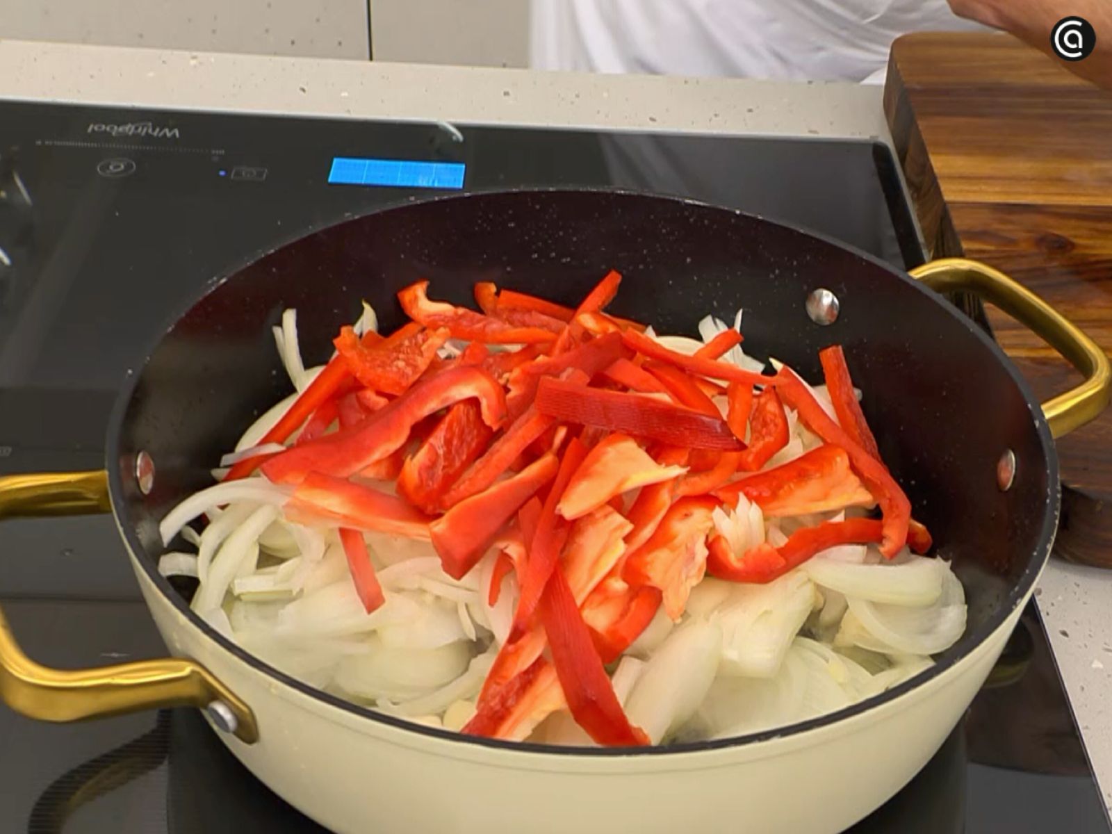 El sofrito de cebolla, pimiento y ajo tras incorporar el tomate, las especias y el vino.