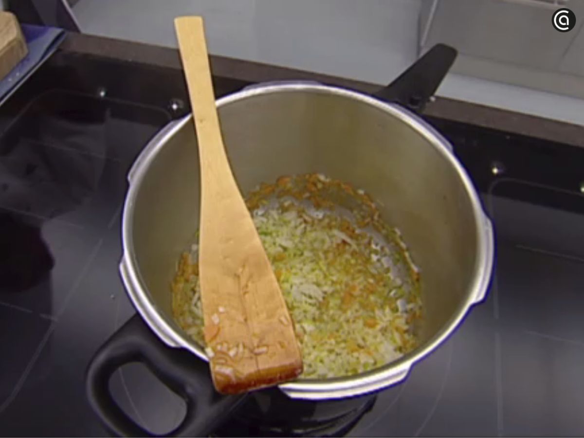 Rehoga el puerro, la cebolleta y las zanahorias