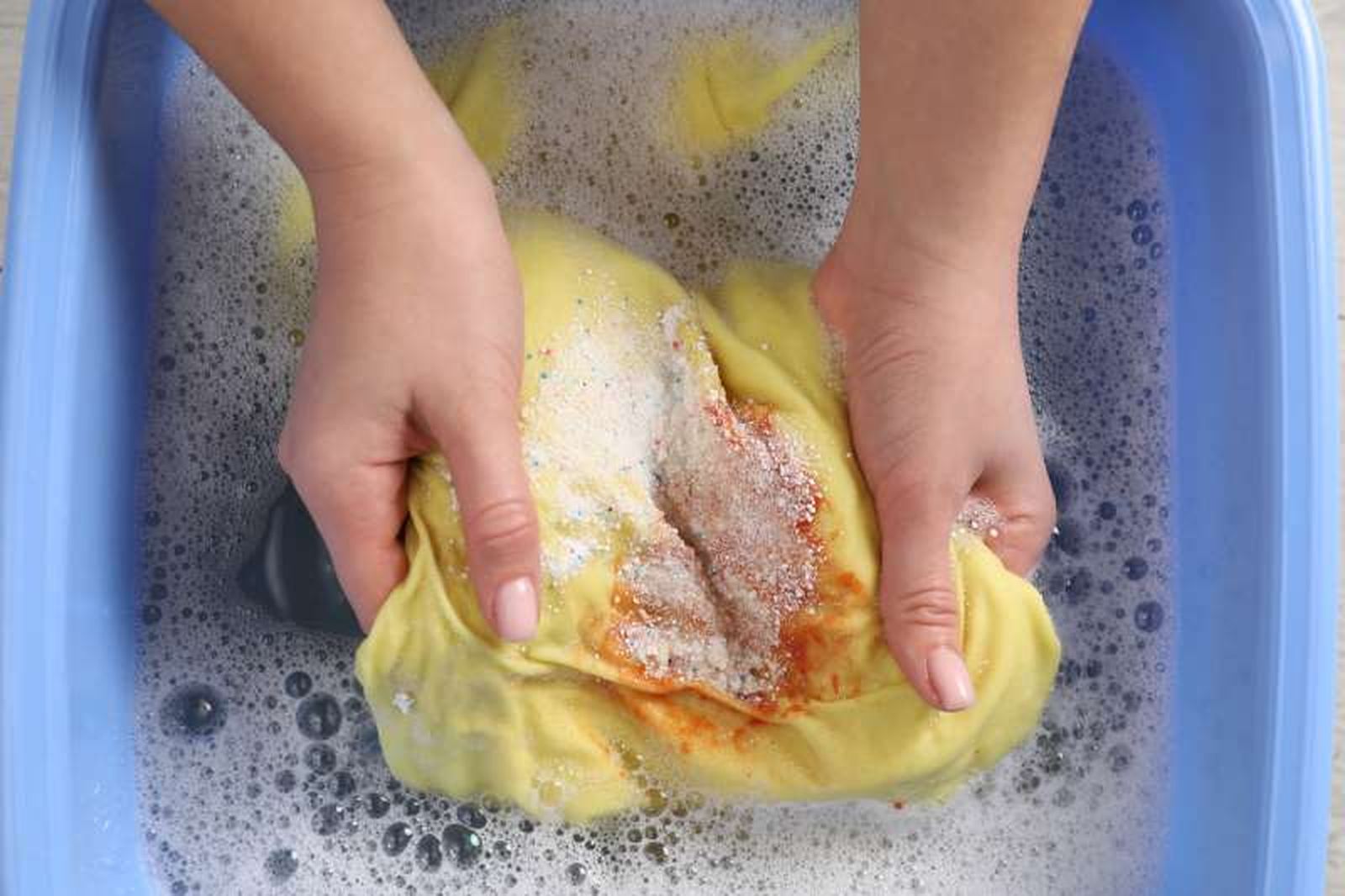 Es muy sencillo quitar manchas de salsas de la ropa Es muy sencillo quitar manchas de salsas de la ropa