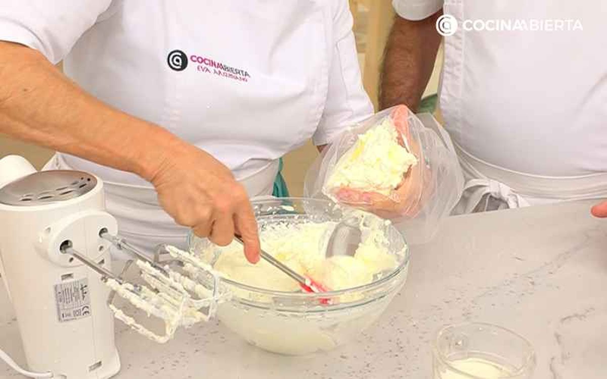 Pon la mezcla en una manga pastelera