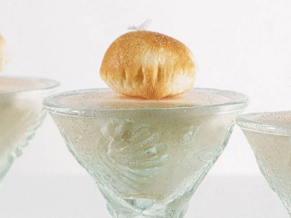 Pan tumaca reinventado por Ferran Adrià: una espuma ligera servida con pan crujiente cristalizado.