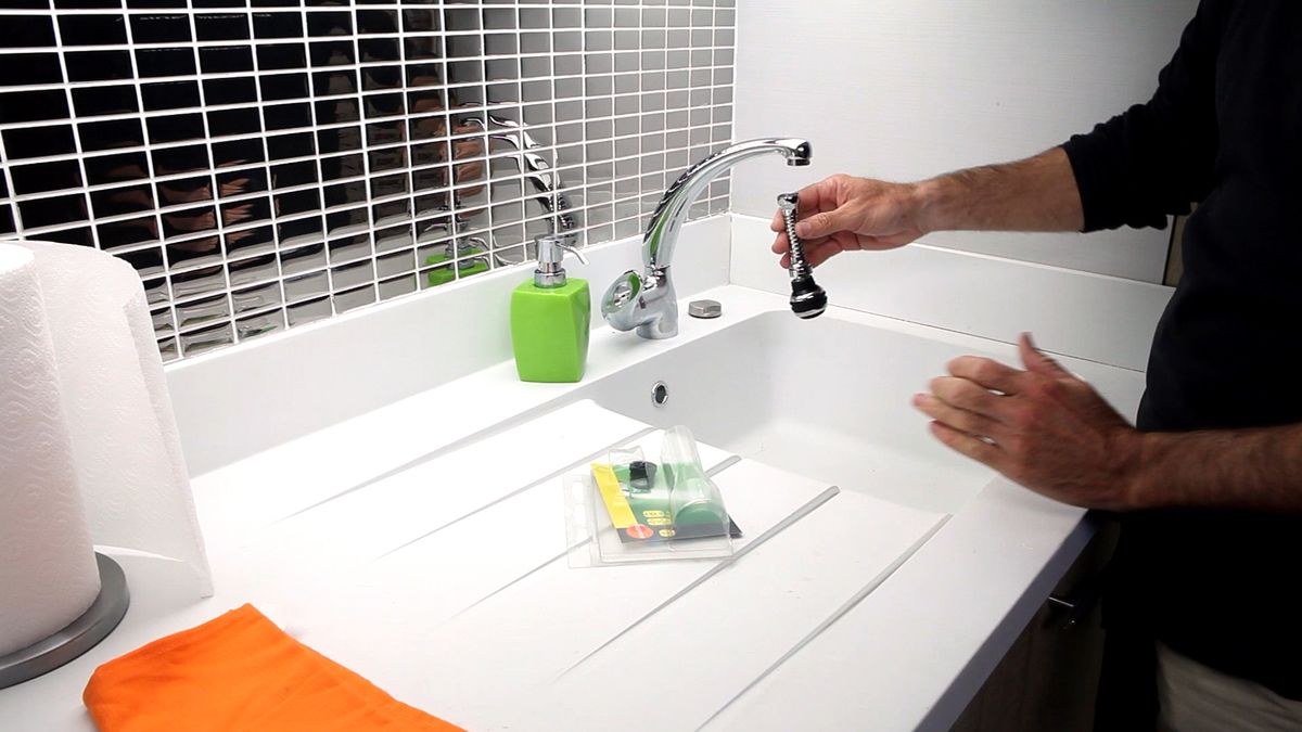 Colocar un aireador flexible para grifo de cocina paso 1