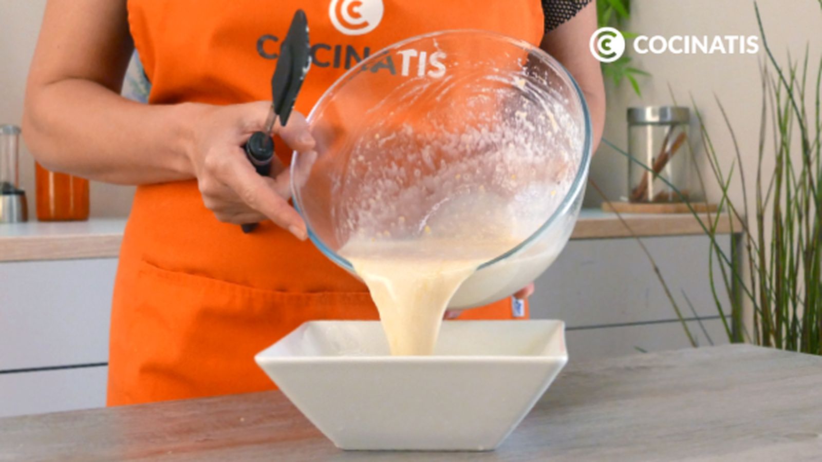Vierte la masa en un recipiente apto para microondas Receta de tarta de yogur al microondas paso 4