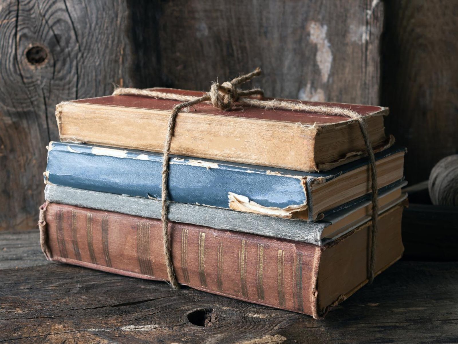 Los libros antiguos deteriorados a veces producen olor a humedad. Los libros antiguos deteriorados a veces producen olor a humedad.
