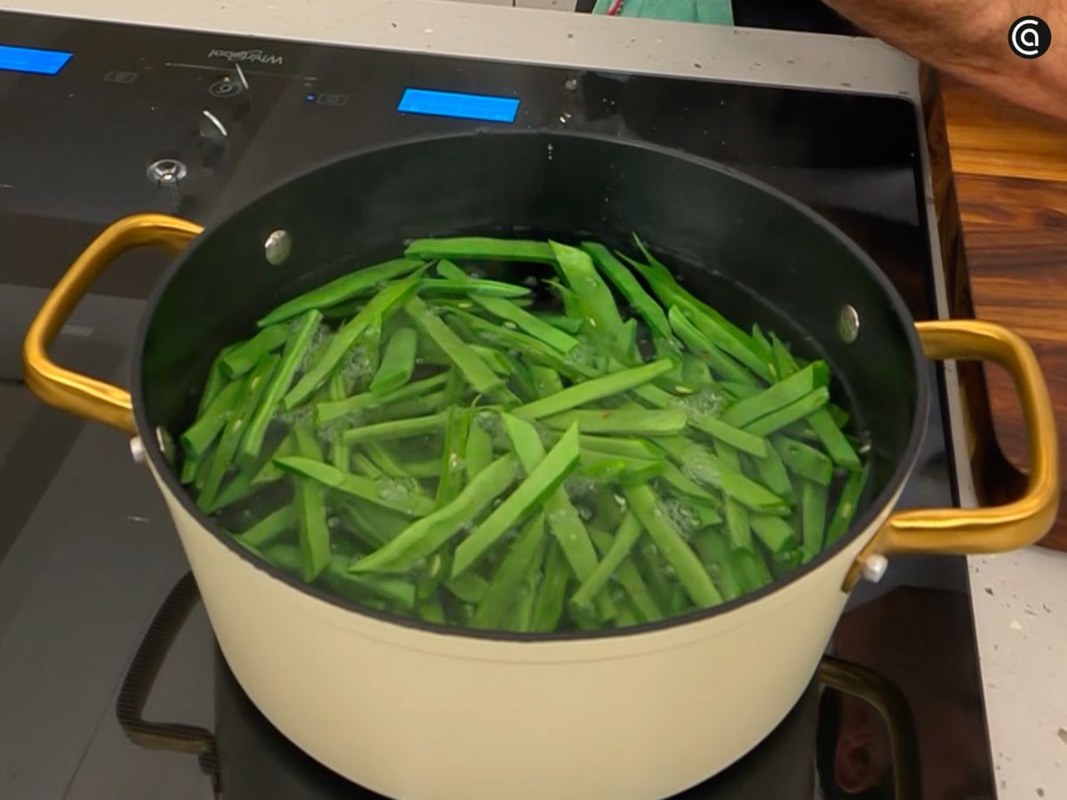 Corta las vainas o judías verdes y cuécelas en agua