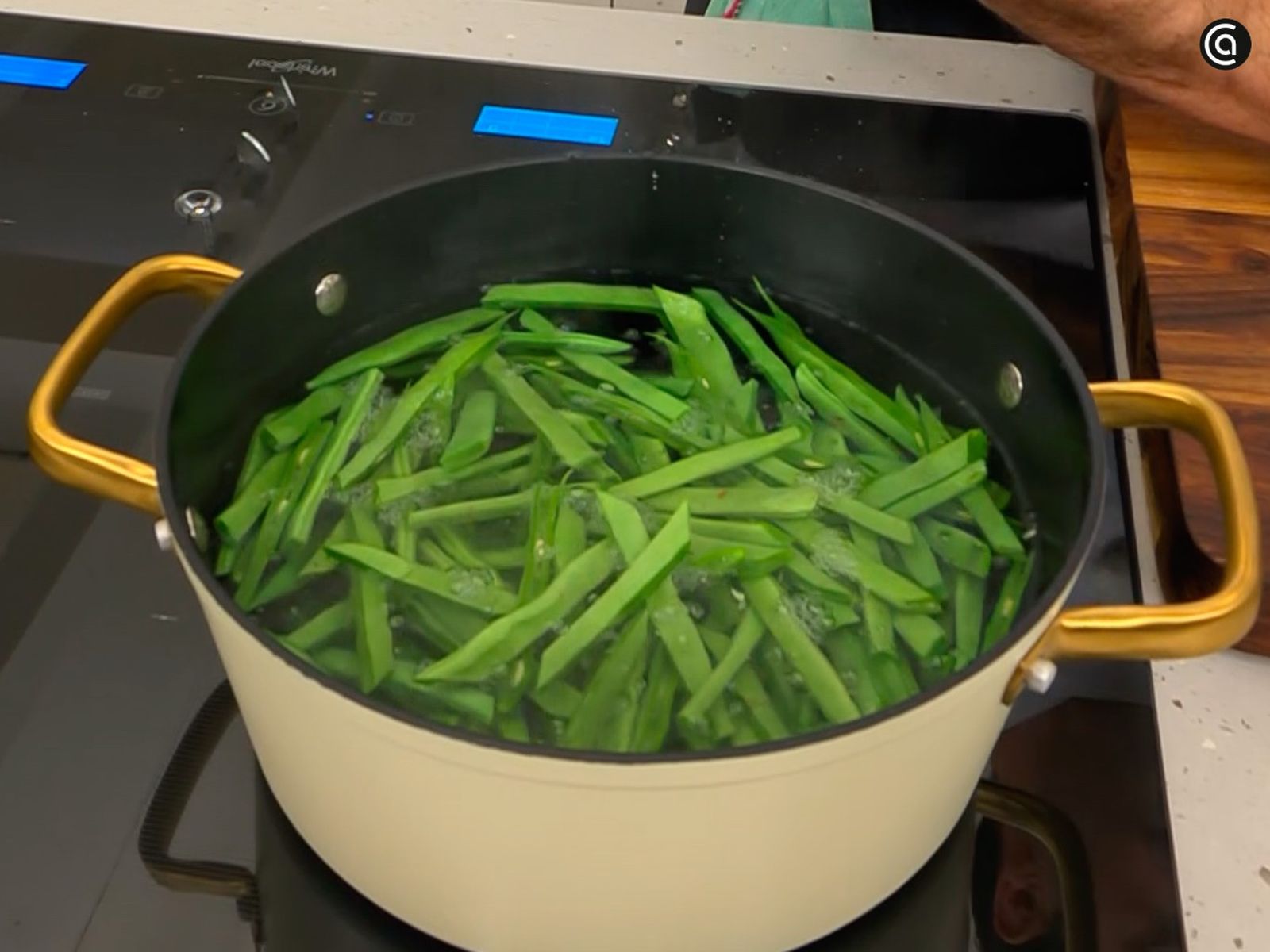 Corta las vainas o judías verdes y cuécelas en agua