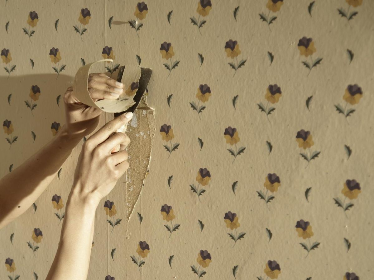 Quitar el papel pintado de la pared.