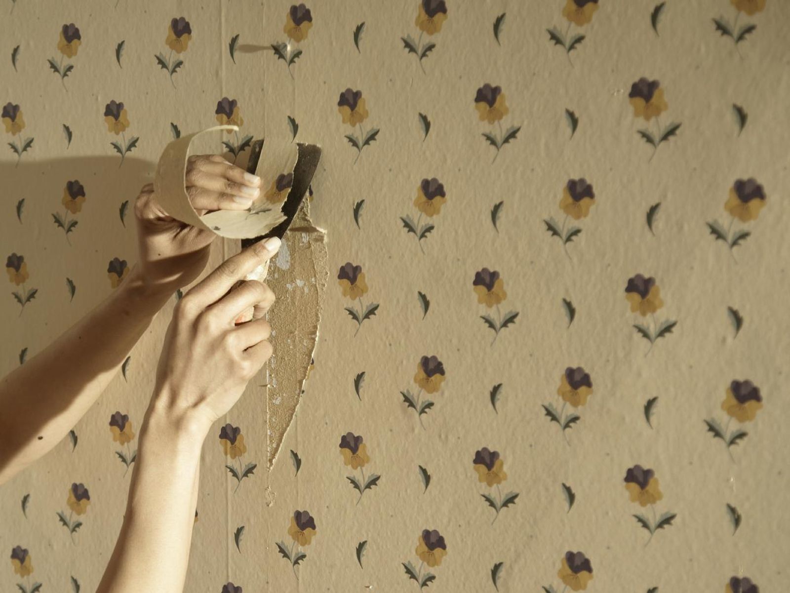 Quitar el papel pintado de la pared.