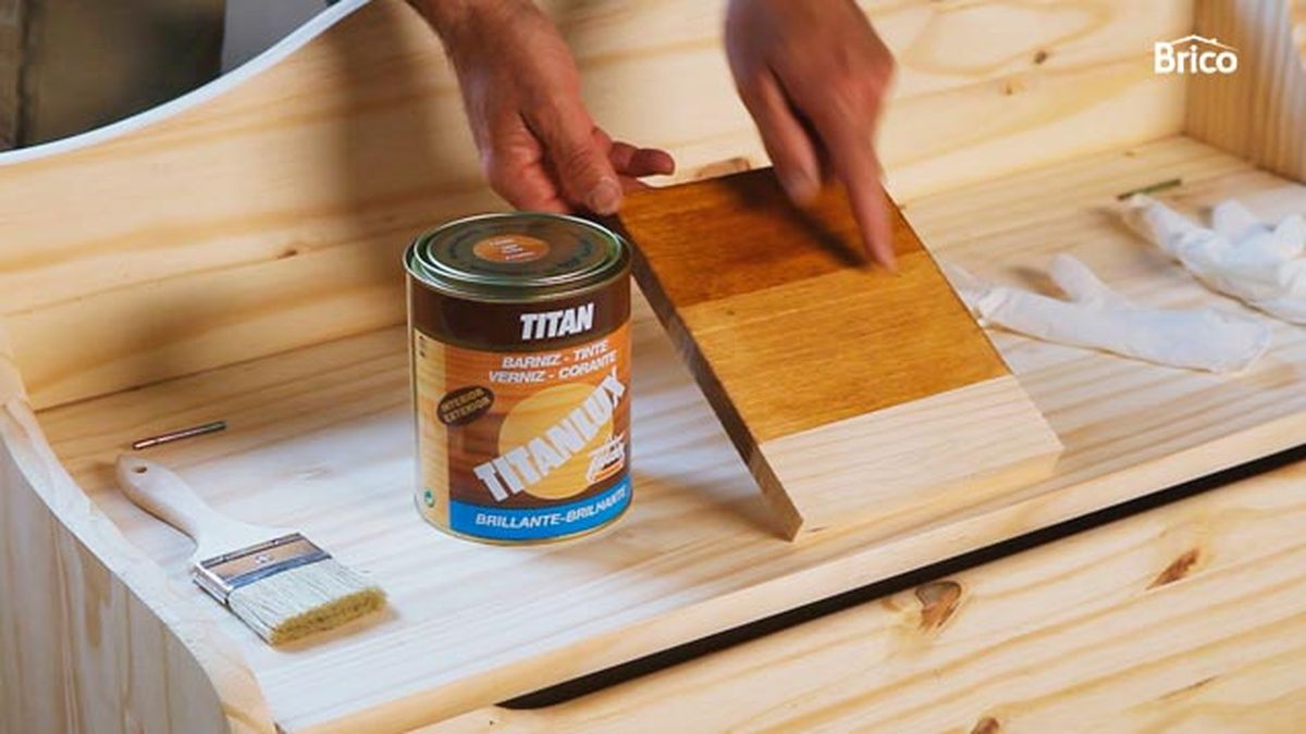 Barnizar baúl de madera paso 5