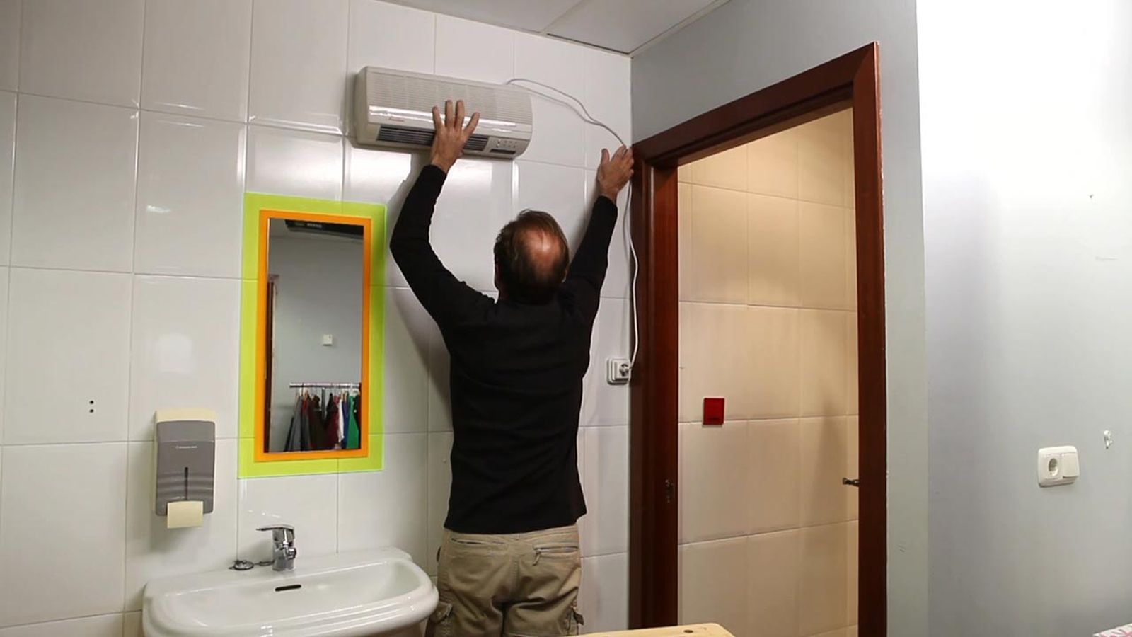 Cómo instalar un calefactor eléctrico de pared paso 1 Cómo instalar un calefactor eléctrico de pared paso 1