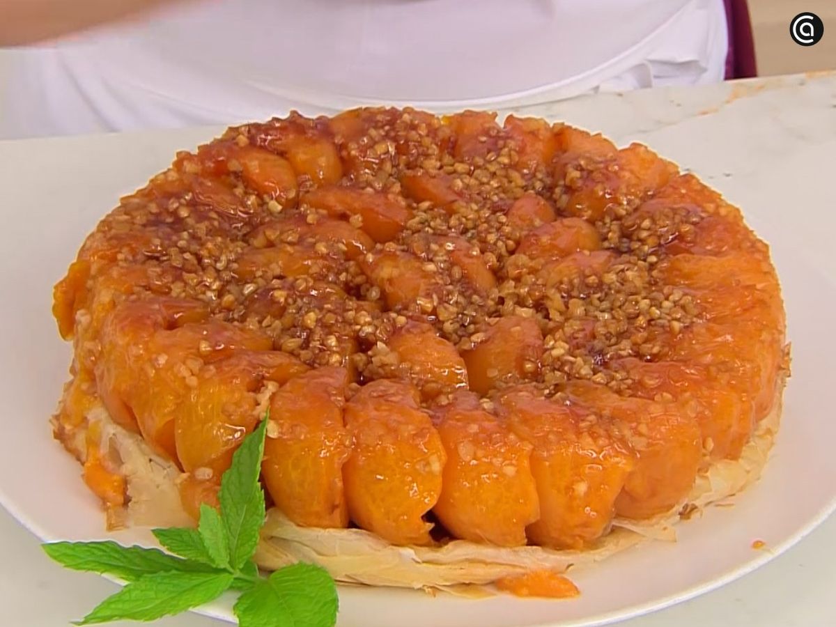 Sirve la tarta tatin de albaricoques y decora con hojas de menta