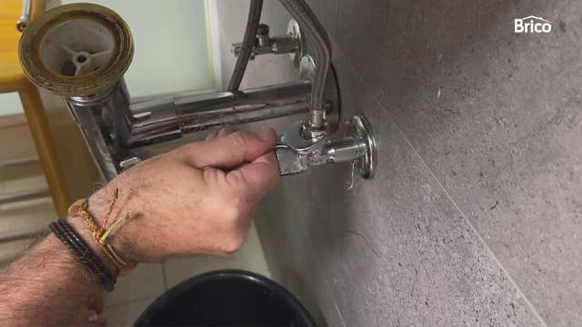 Bricomania 016 como cambiar grifo de lavabo paso8