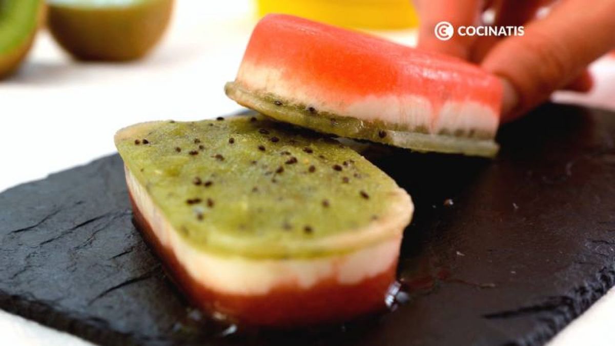 Sirve los polos de sandía, yogur y kiwi