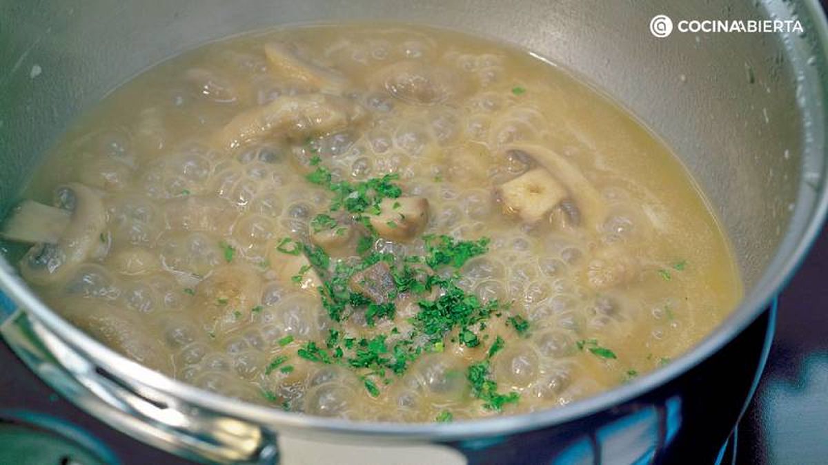 Añade el perejil picado y sirve