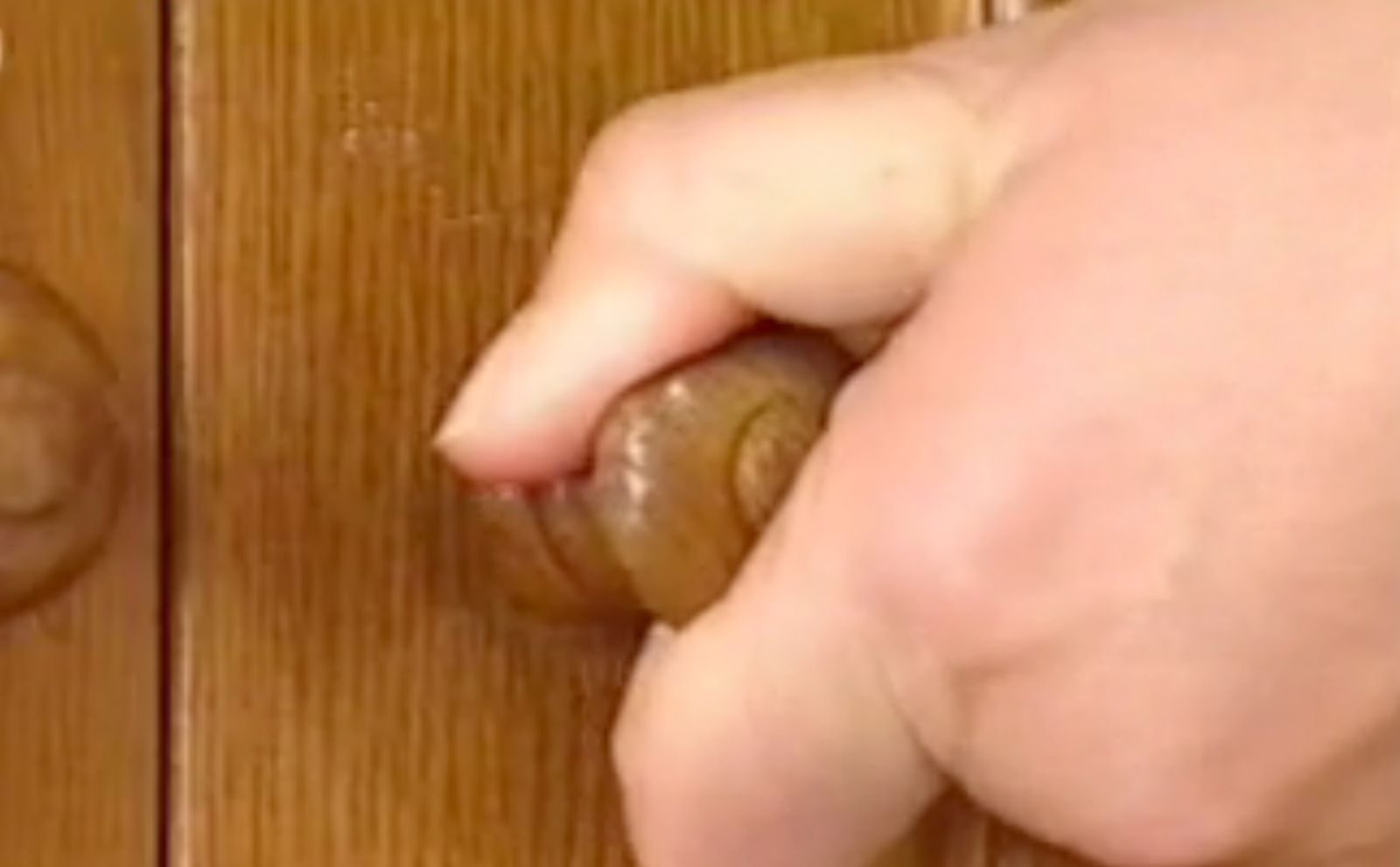 Cómo cambiar el pomo de un armario paso 2