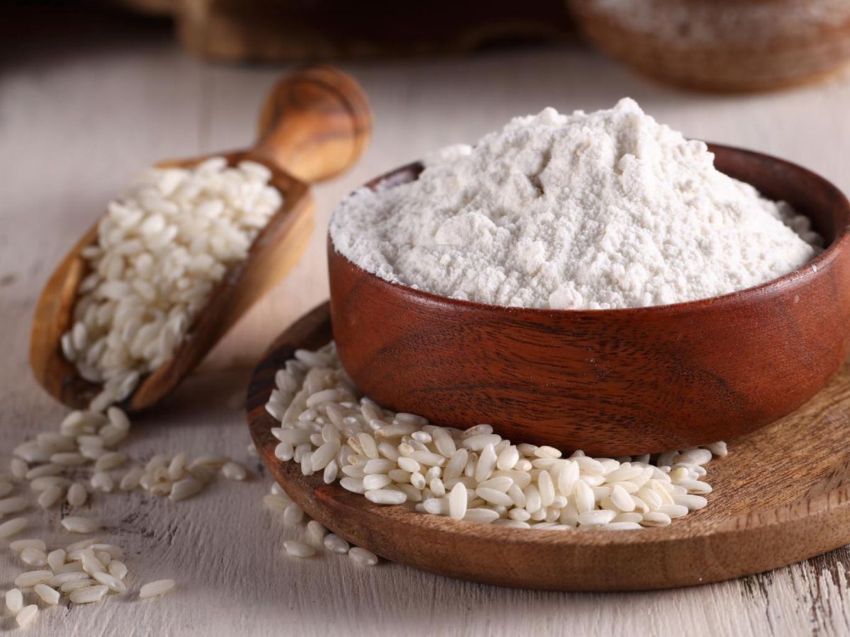 La harina de arroz, blanca o integral, se usa en repostería, fideos y rebozados suaves