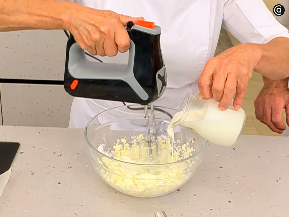 Bate el queso mascarpone, la nata y el azúcar glas