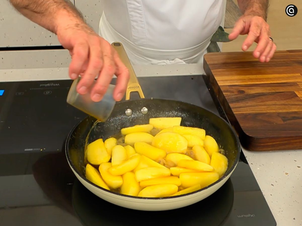 Corta las manzanas en gajos y saltéalas en la sartén con brandy