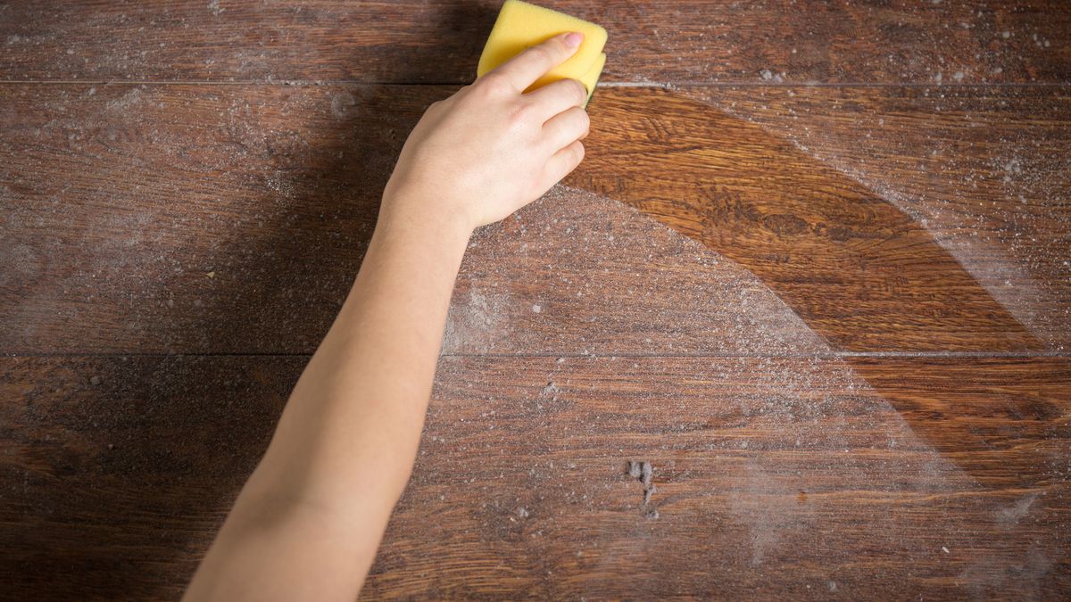 Utilizar demasiado producto de limpieza también puede dañar la madera