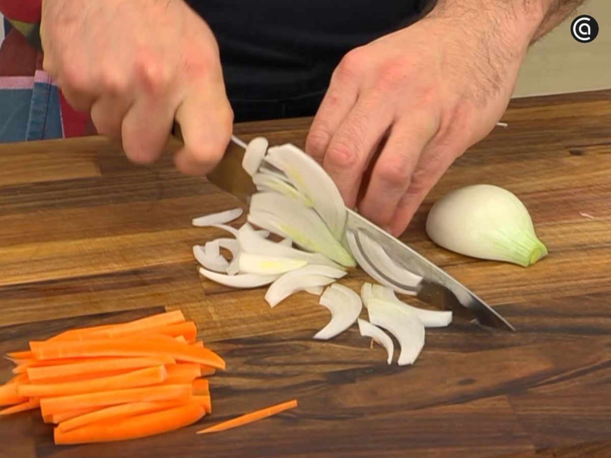 El corte en juliana es un paso clave para que las verduras no pierdan textura.