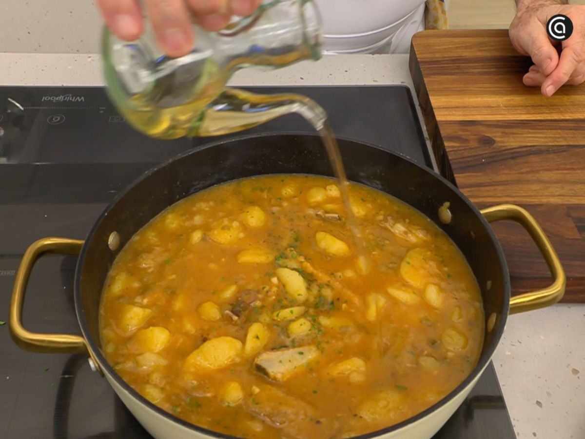 Un chorrito de vinagre se añade al final para ajustar el punto de acidez y redondear el sabor.