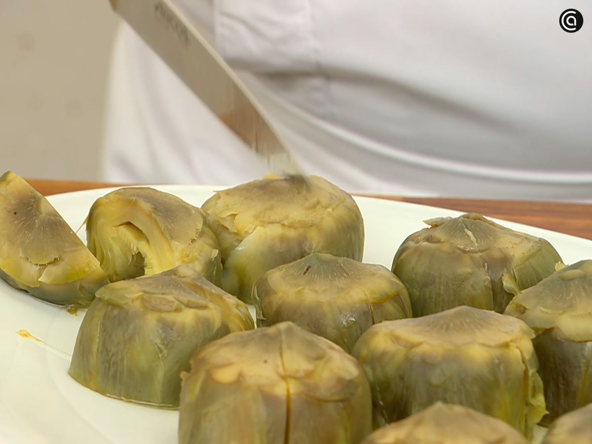 Cuece las alcachofas y después pártelas por la mitad