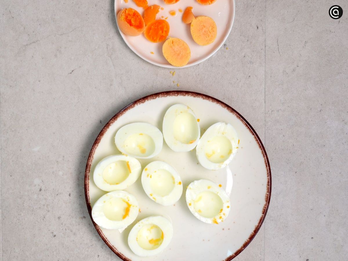 Corta los huevos ya pelados y guarda las yemas para