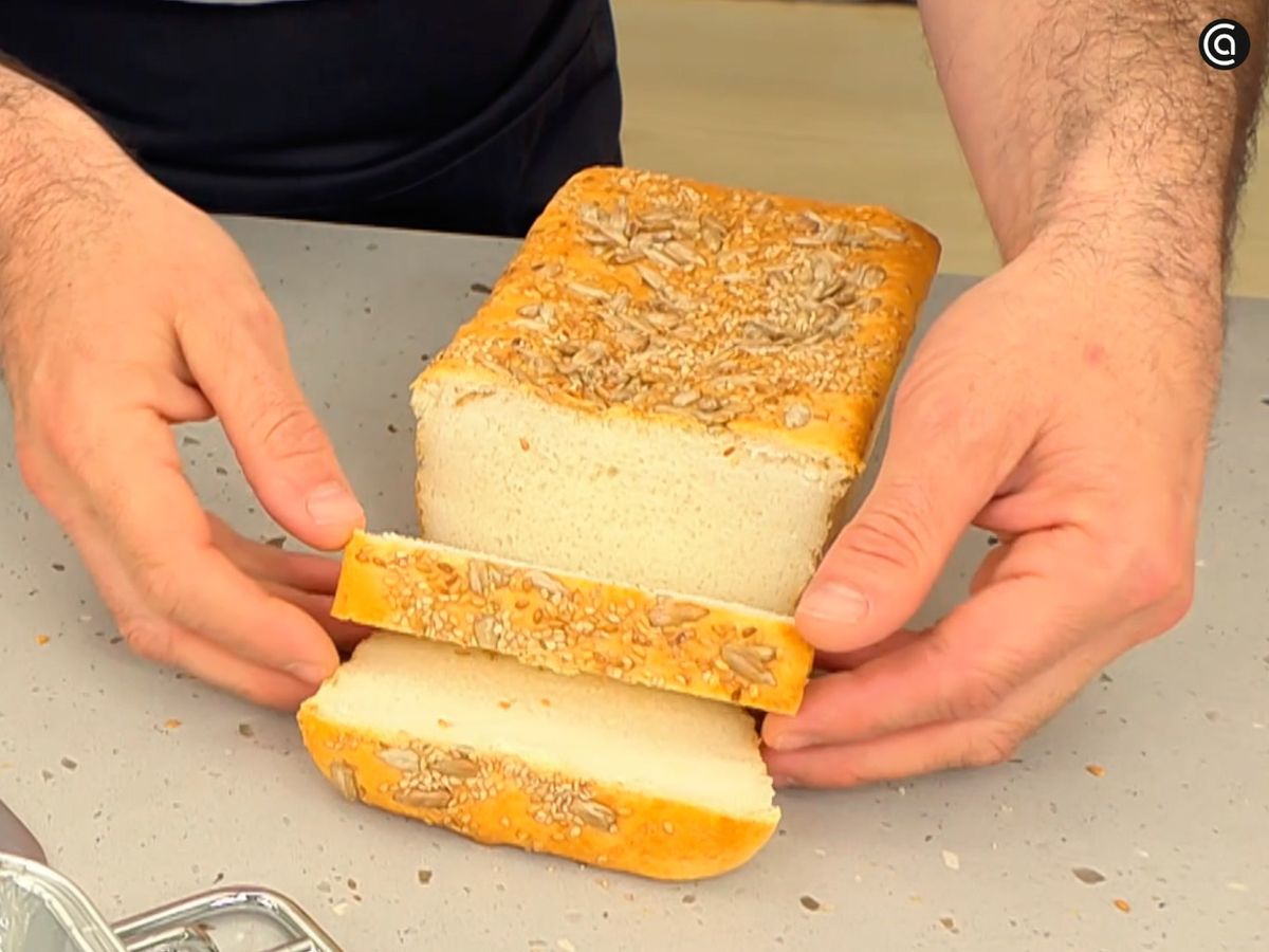 Deja que se enfríe y corta el pan en rebanadas