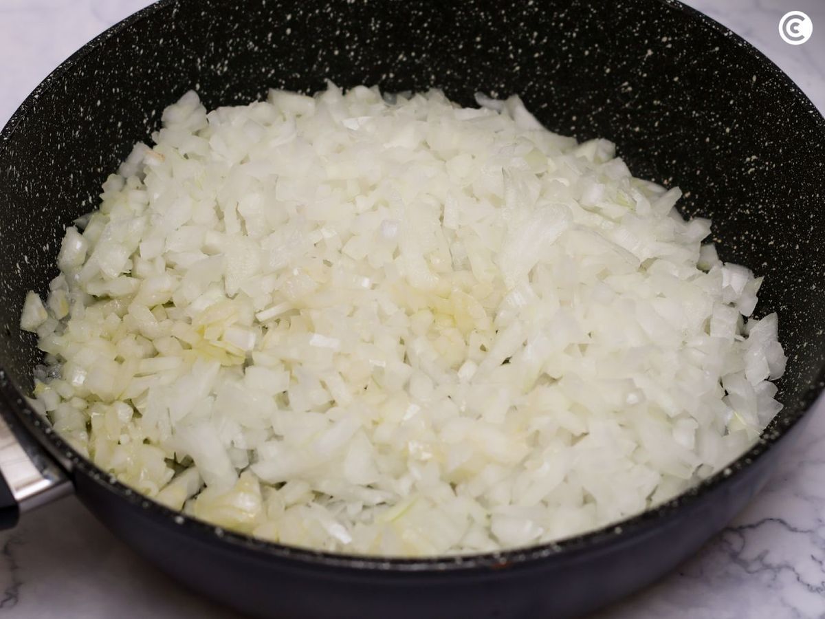 Añade la cebolla a la sartén con aceite para comenzar a pocharla
