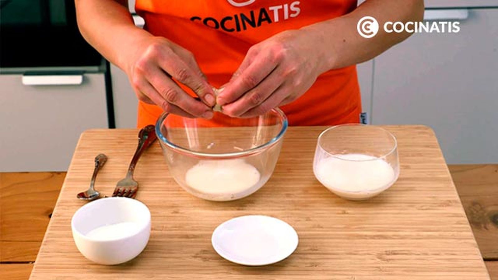 Vete añadiendo los ingredientes a un bol Cómo hacer donuts caseros esponjosos con chocolate paso 1