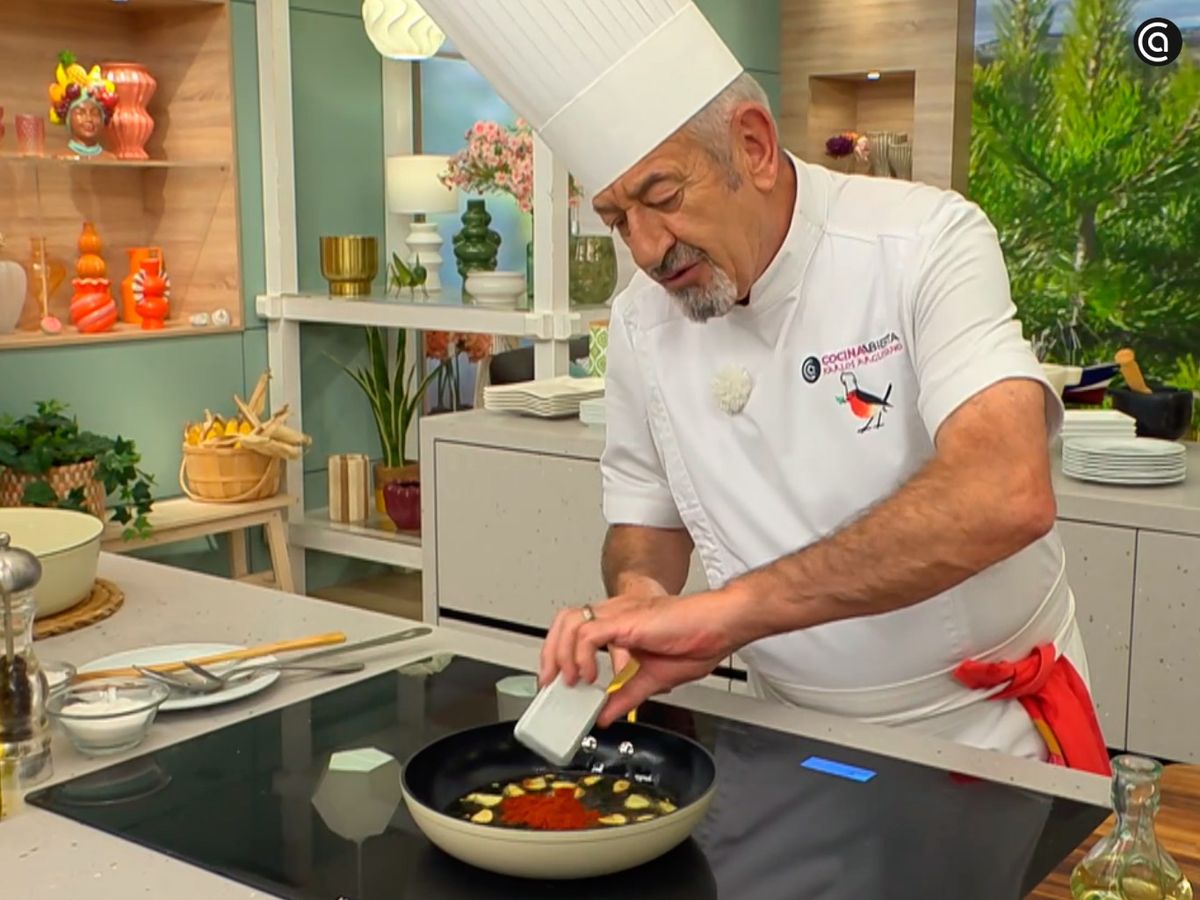 Dora ajos laminados en una sartén con aceite; después incorpora el pimentón y el vinagre