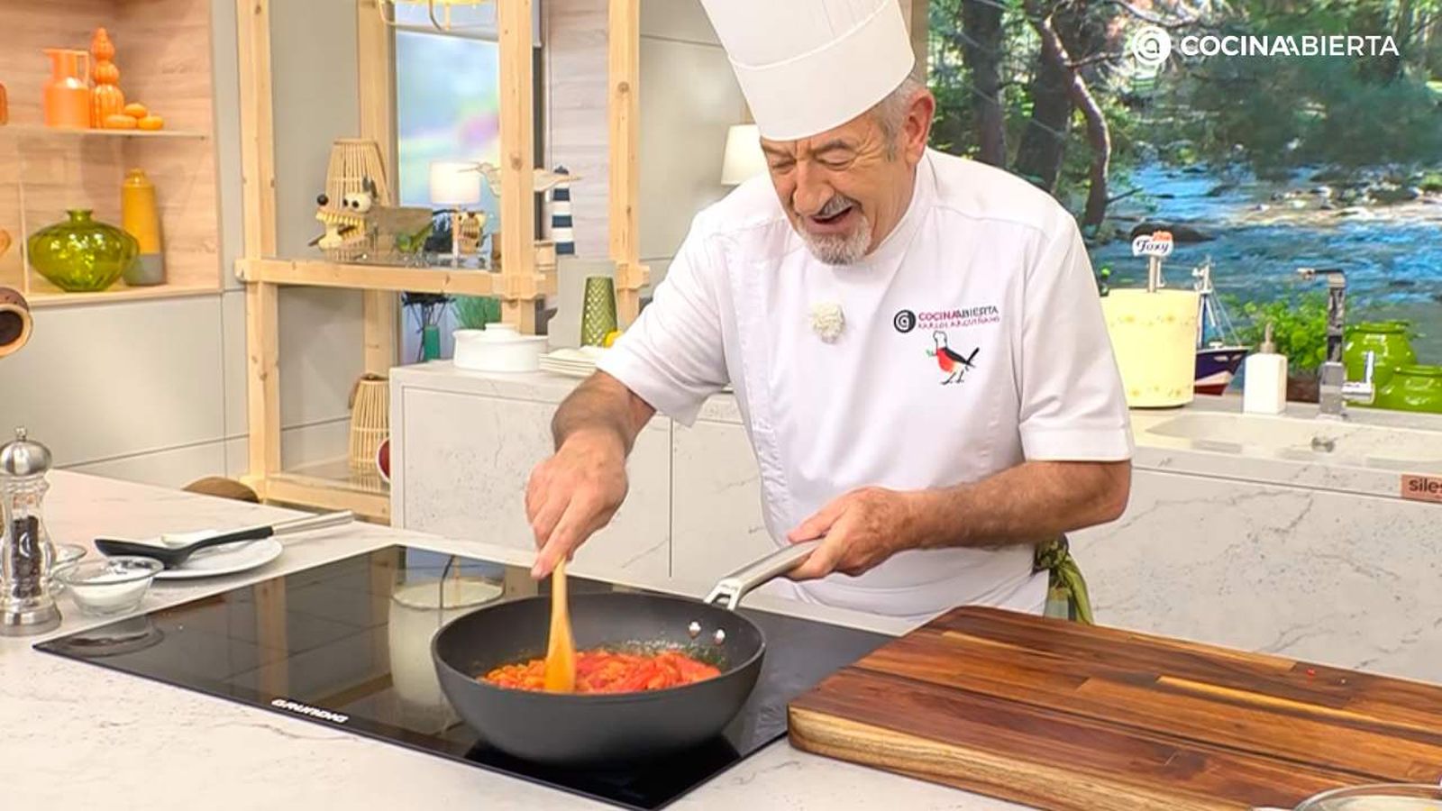 Receta tradicional que combina pimientos asados &#8203;&#8203;y tomate en una guarnición deliciosa