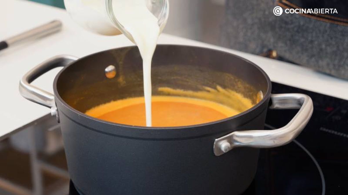 Tritura y cuela la crema, y añade nata