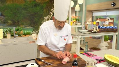 Evita que se desparrame la carne al cocinarla con este truco de Arguiñano para atar el pollo deshuesado
