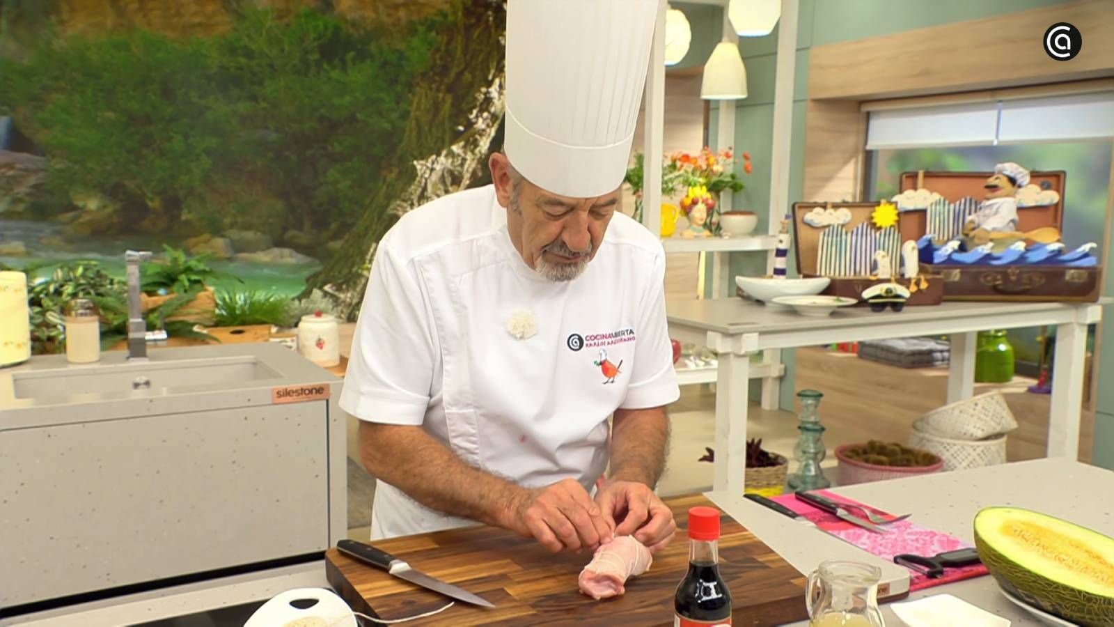 Evita que se desparrame la carne al cocinarla con este truco de Arguiñano para atar el pollo deshuesado