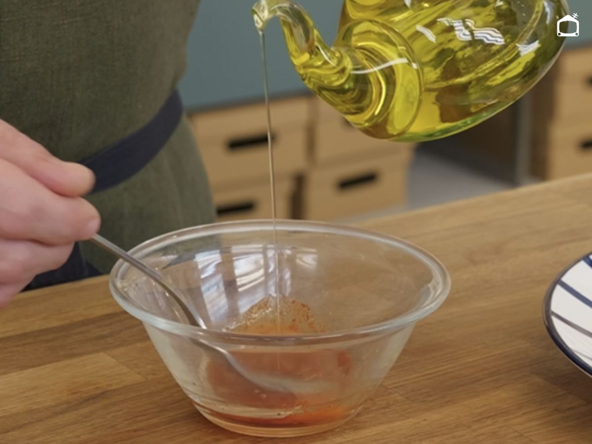 Preparamos la vinagreta con aceitunas verdes, pimentón, zumo de limón, aceite de oliva y una pizca de sal.