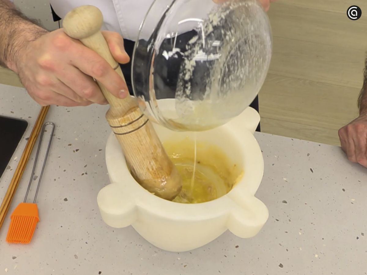 Tritura en un mortero el ajo con la mantequilla hasta conseguir una crema homogénea