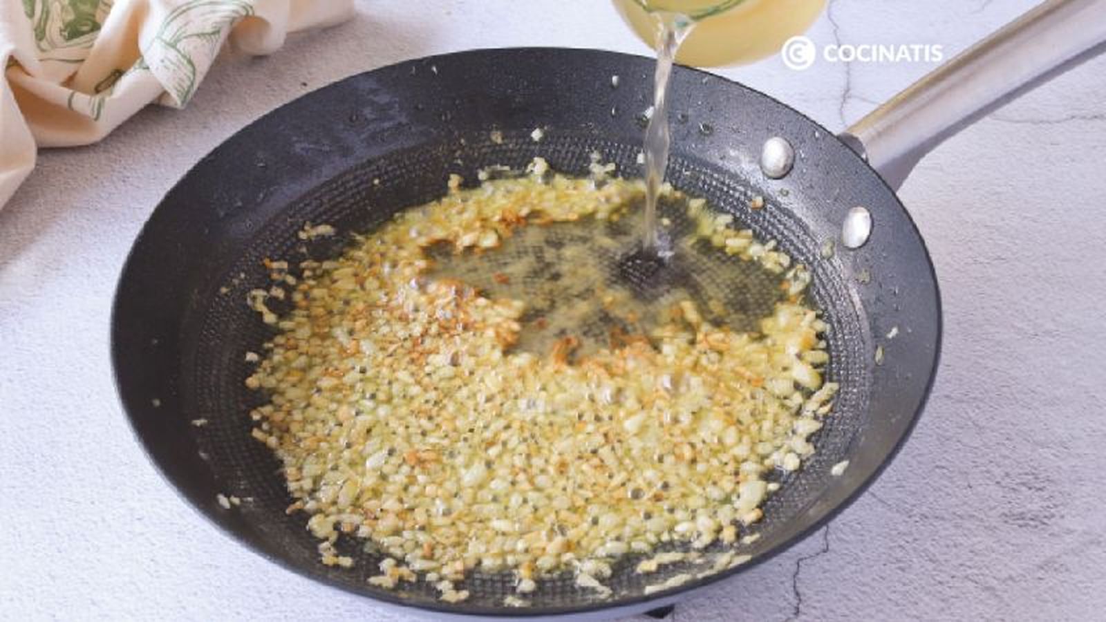 Agregamos el caldo de pescado a la sartén Agregamos el caldo de pescado a la sartén