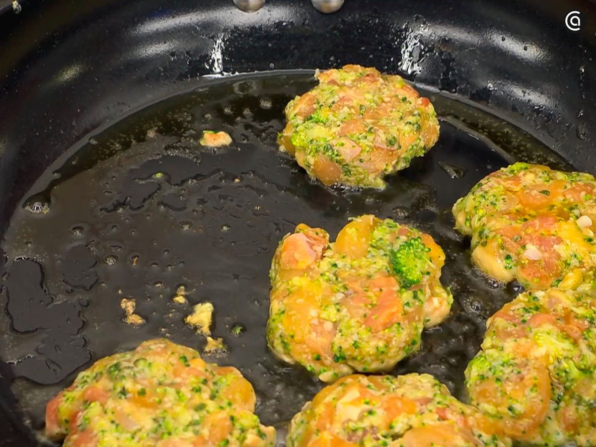 Da forma a las tortitas de pollo y brócoli y fríelas en la sartén