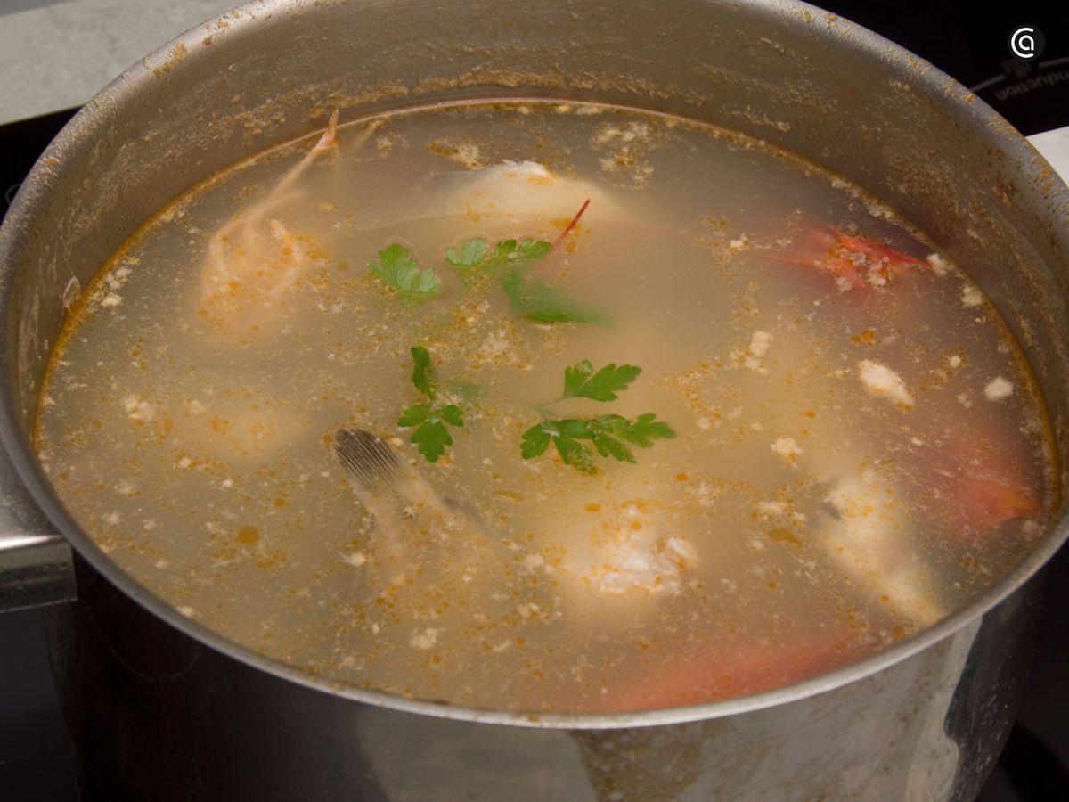 Prepara el caldo de pescado para la fideuá