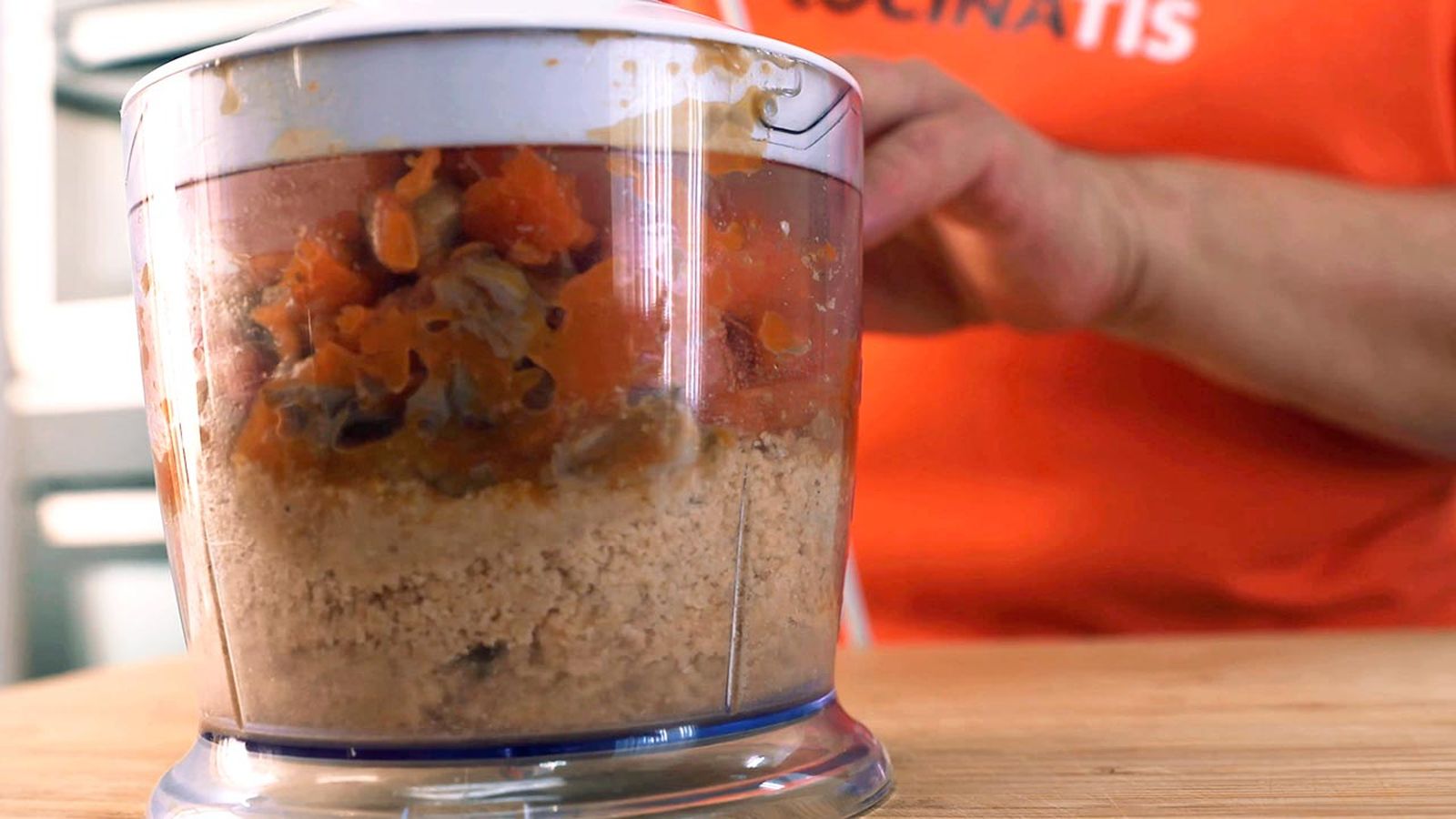 Tritura las nueces junto con los ingredientes para el relleno Receta de canelones veganos de berenjena, calabaza y setas paso 5